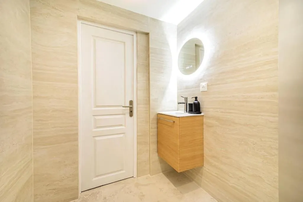 3 Personnes Proche Champs Elysees * باريس